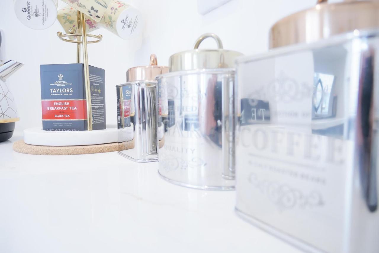 One bedroom luxury ground floor apartment in heart of beautiful Holt Holt  Buitenkant foto