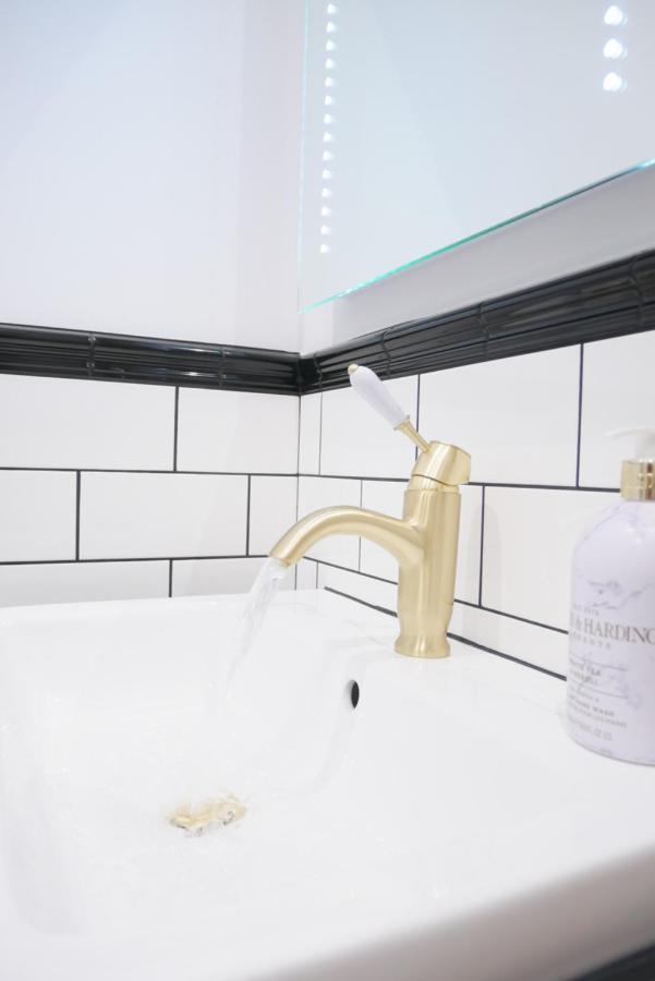 One bedroom luxury ground floor apartment in heart of beautiful Holt Holt  Buitenkant foto