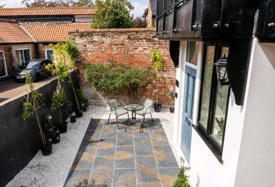 One bedroom luxury ground floor apartment in heart of beautiful Holt Holt  Buitenkant foto